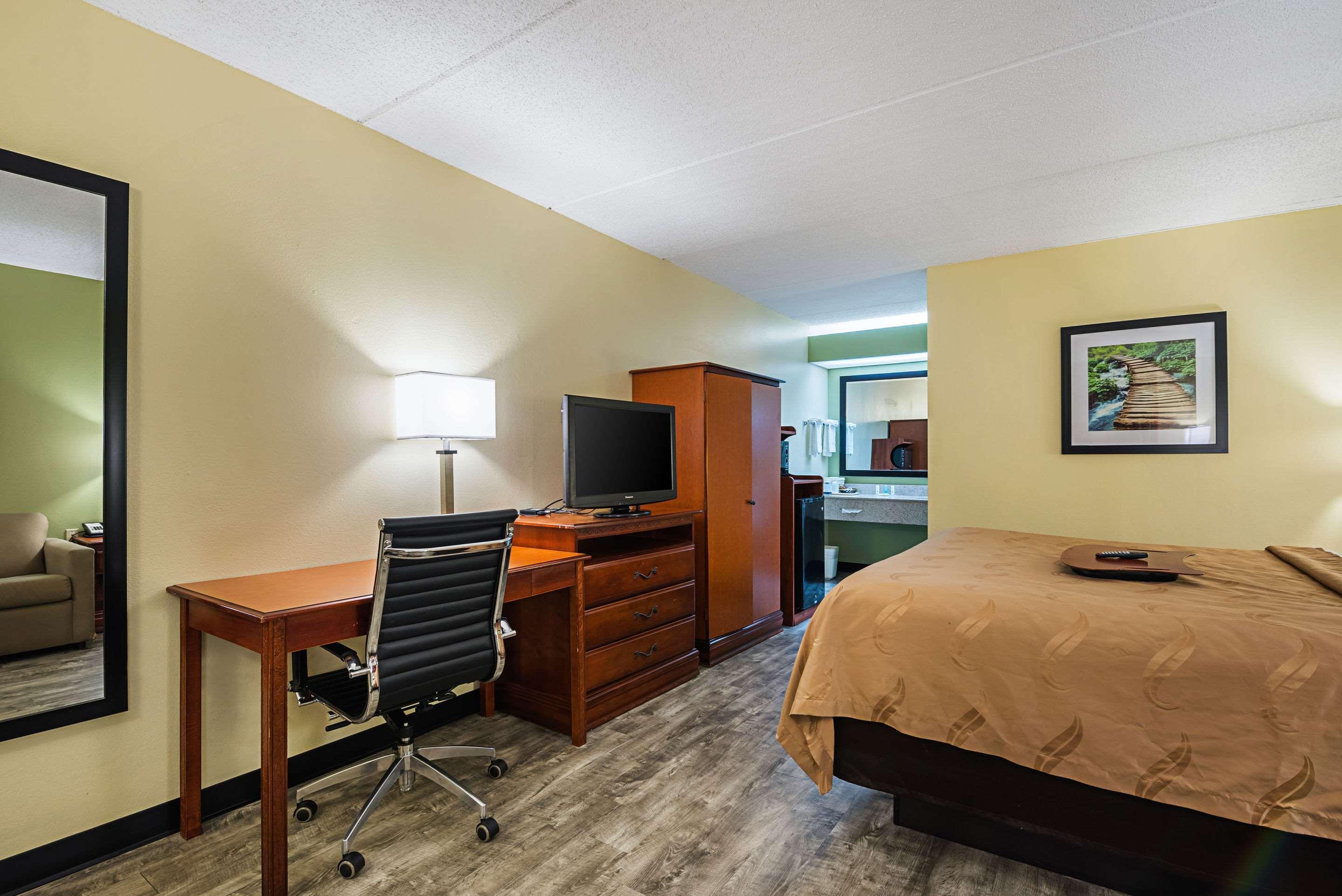 Inn Quality Airport - Southeast 2*